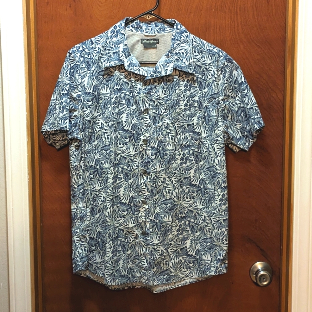 Eddie Bauer Men's Medium Wrinkle Resistant Short Sleeve Button Up Shirt.